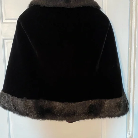 Faux Fur VTG Cape - Picture 4 of 4